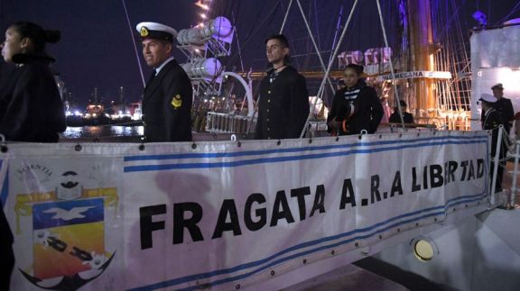 La Fragata Libertad llegó al puerto de Buenos Aires