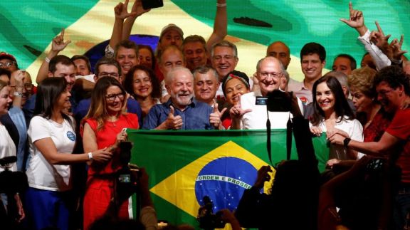 Lula e ganó a Bolsonaro en un reñido balotaje y por tercera vez será el presidente de Brasil
