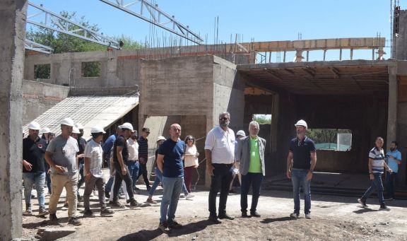Rodríguez Saá recorrió e inspeccionó la obra de la escuela y las viviendas en Villa de Merlo