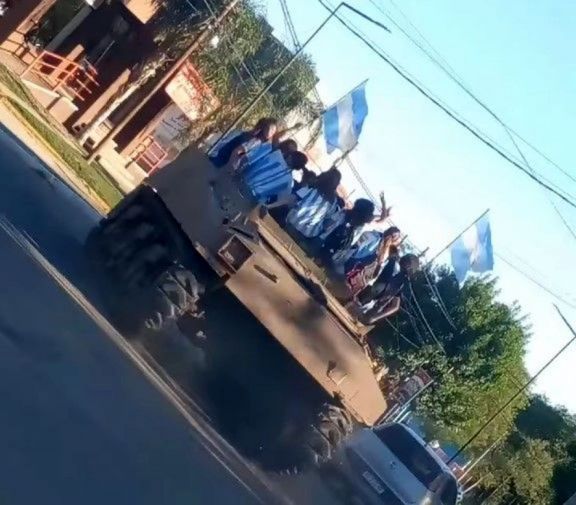 Viral: festejaron el triunfo de Argentina en un tanque de guerra