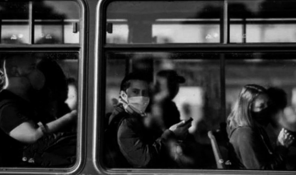Por la suba de casos de coronavirus, recomiendan el uso de barbijos en el transporte público