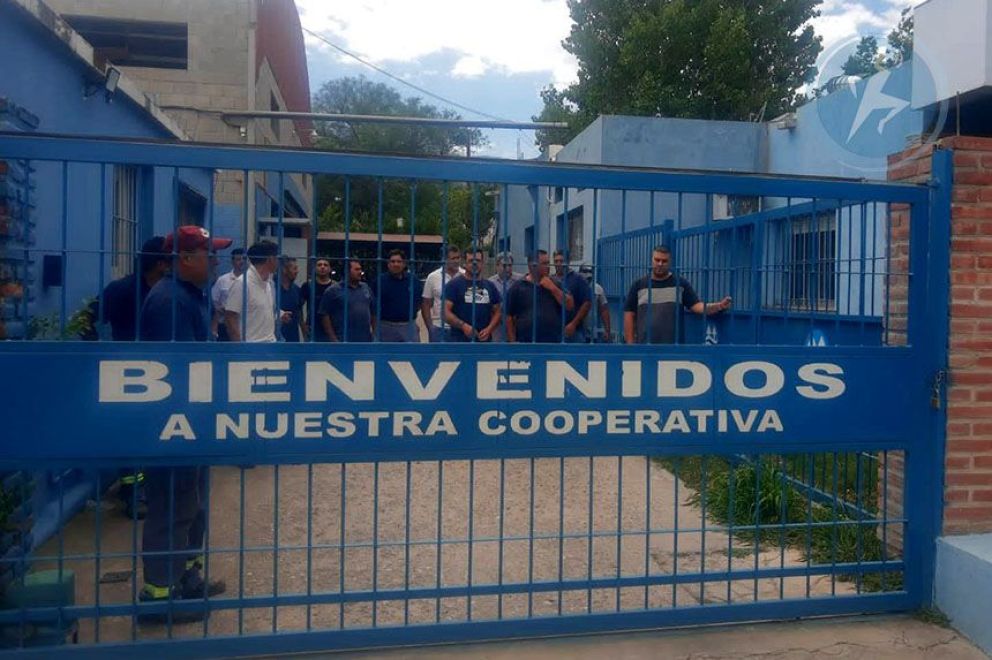Trabajadores de la Cooperativa de Agua de paro por mejores condiciones laborales