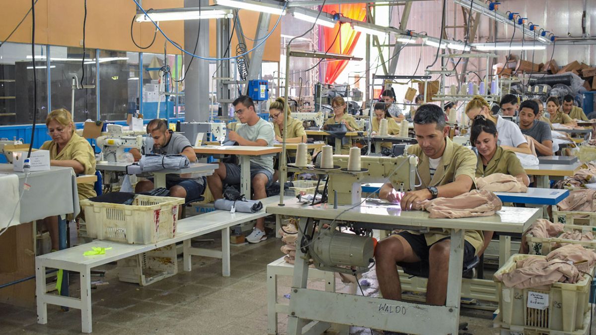 Concarán: la fábrica textil Herzo incorporó a 10 beneficiarios de Inclusión en su planta permanente de trabajo