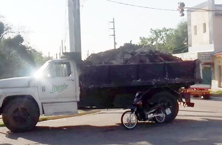 Dos motociclistas heridos en un choque contra un camión municipal