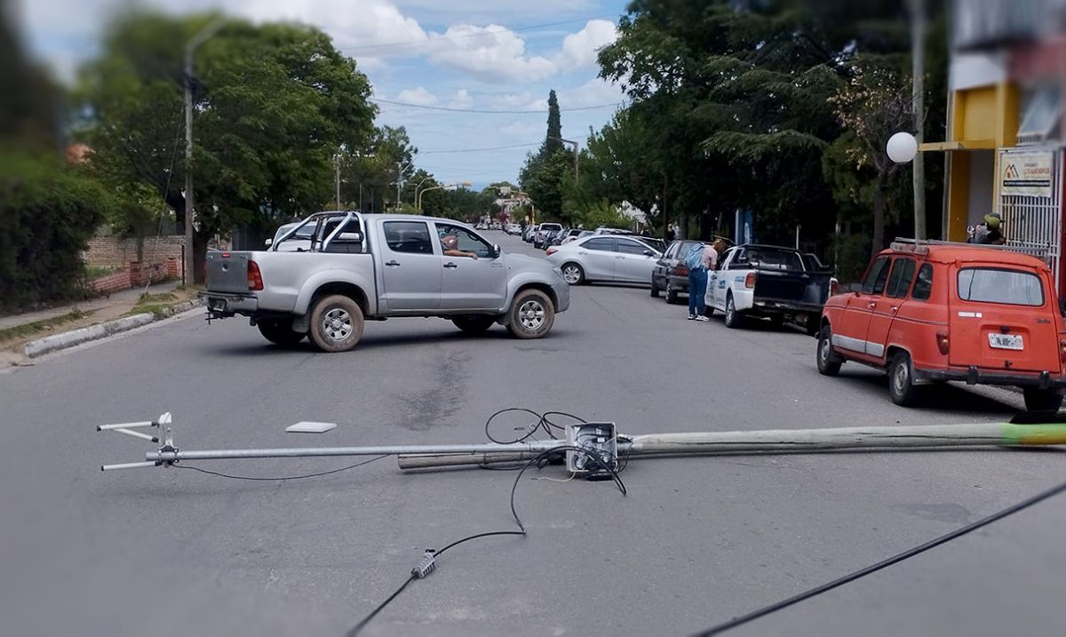 Un colectivo turístico derribó un poste con una antena de internet y huyó