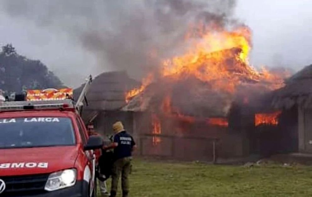 Un rayo cayó en una cabaña y provocó que se incendiara por completo