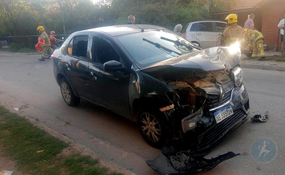Chocaron y uno de los autos se metió dentro de una casa