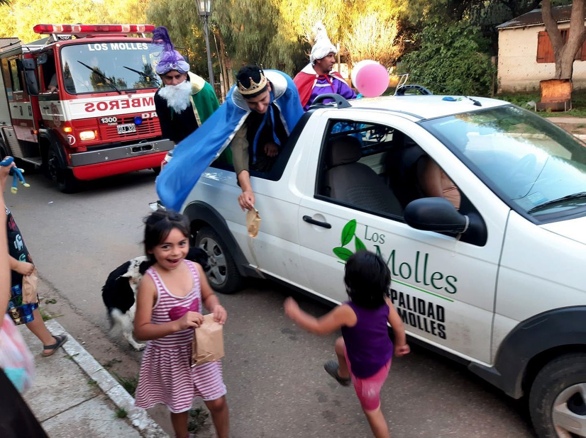 Emoción y alegría por el paso de los Reyes Magos en Los Molles