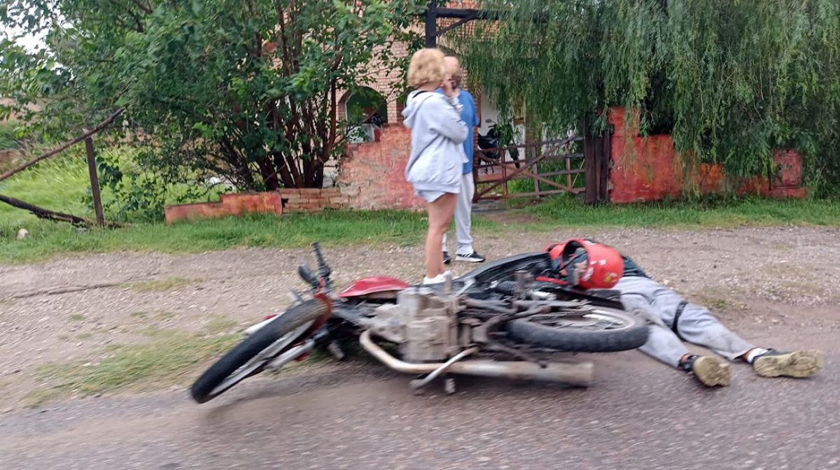 Un hombre cayó de su moto y sufrió múltiples lesiones