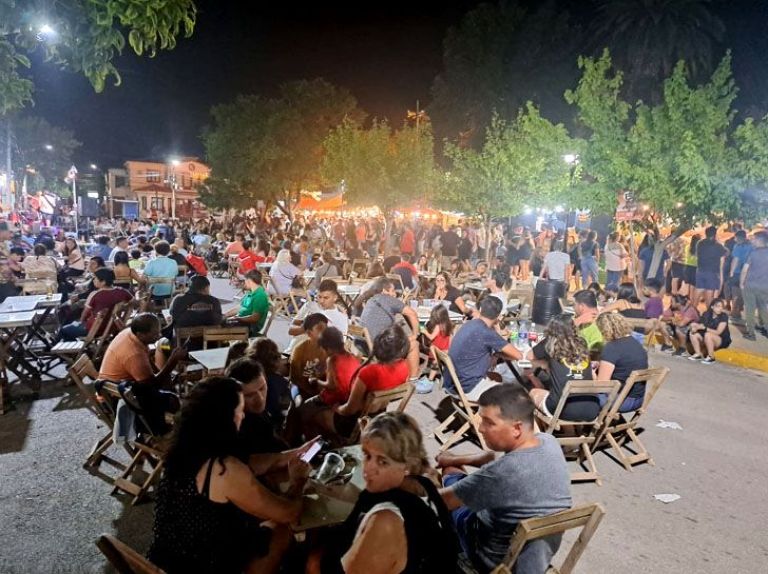 Habilitaron la plaza para una fiesta cervecera y la gente fue feliz