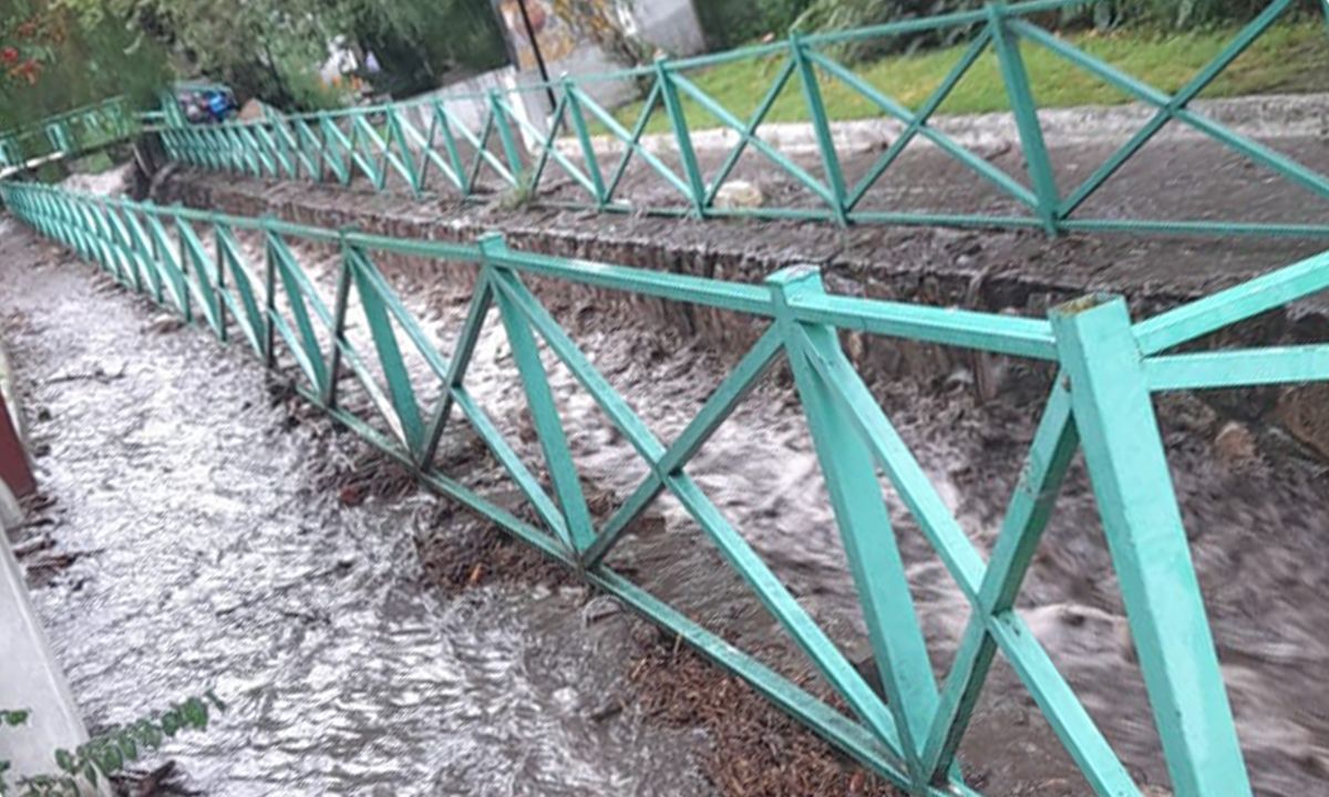 La lluvia desbordó los arroyos