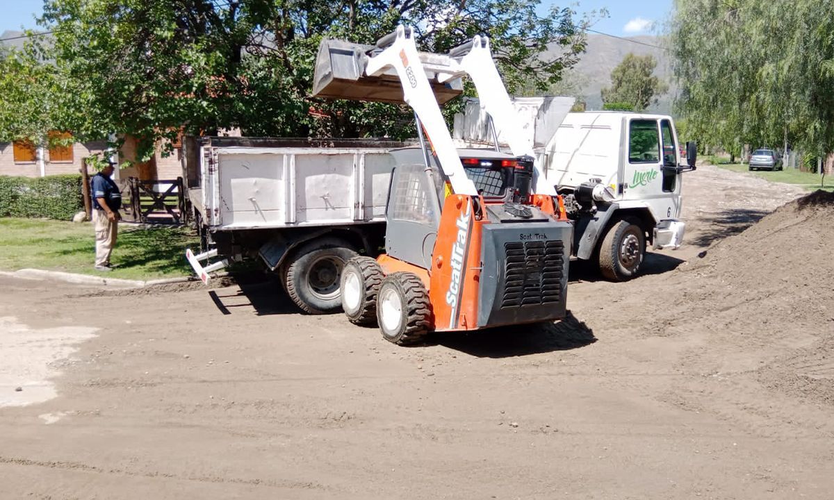 El personal municipal abocado a reparar los daños de la crecida