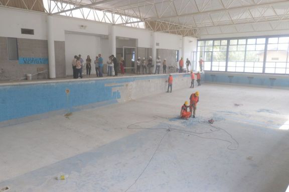 El gobierno trabaja en la reparación de la pileta del Santiago Besso