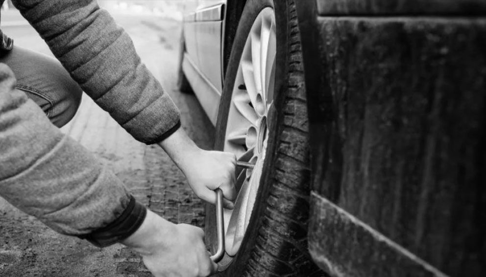 Intentaron robarle las ruedas del auto en Pasos Malos