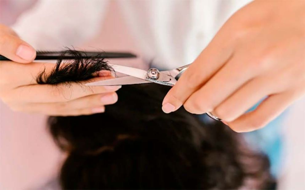 Corta el pelo a cambio de útiles escolares