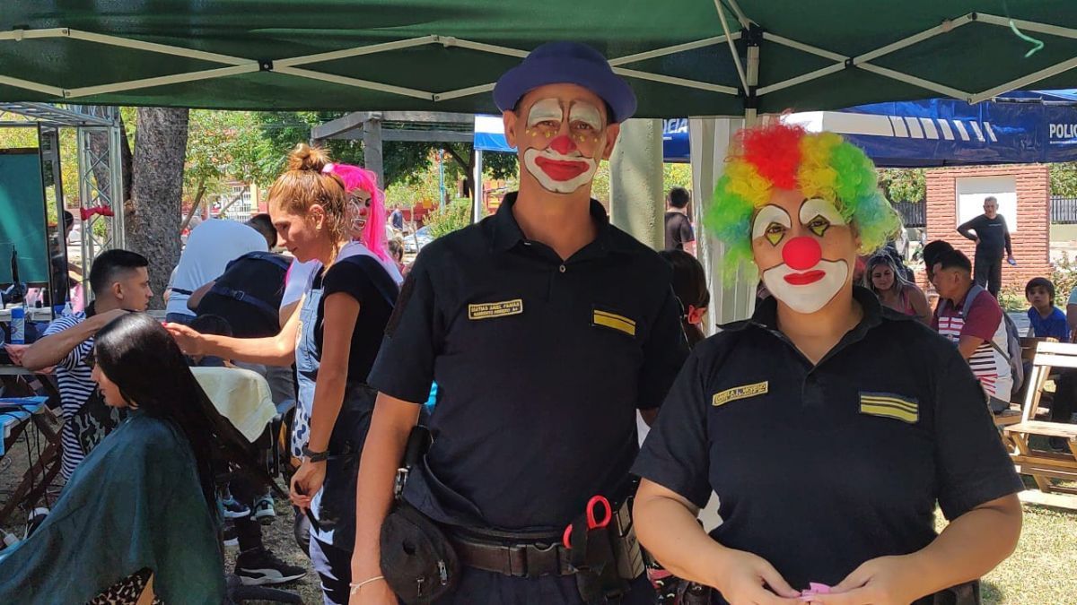 La policía organizó una jornada de corte de cabello gratis para los más chicos