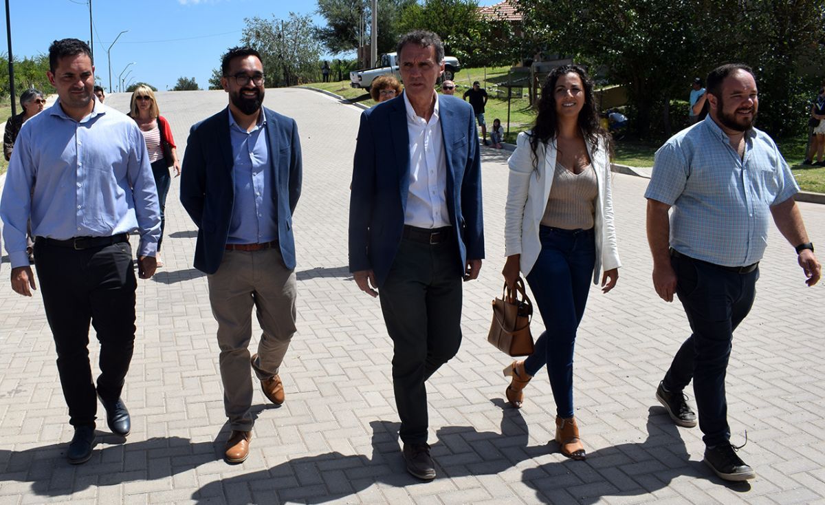 Con la presencia de Katapodis, se inauguró la obra de adoquinado de Avenida del Deporte