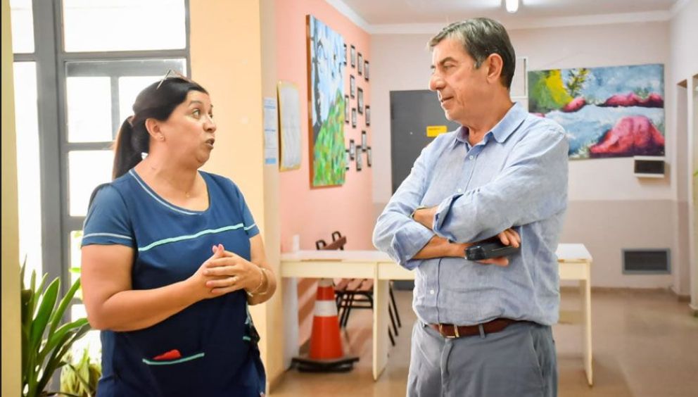 El Gato Fernández recorrió escuelas y obras en la Villa de Merlo