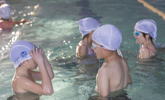 Niñas y niños de escuelas públicas podrán aprender natación de manera gratuita