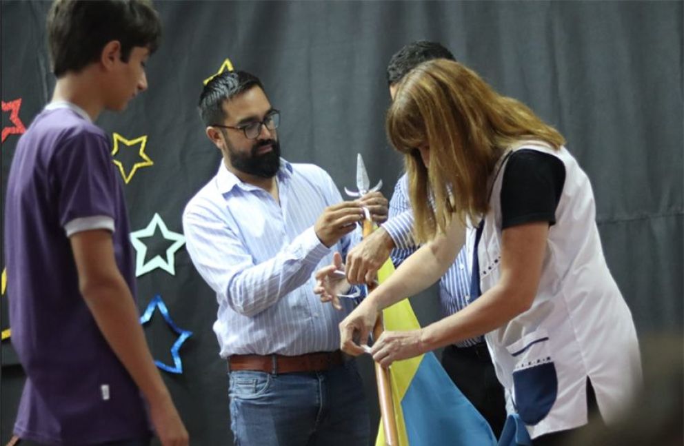 El Municipio entrega banderas de ceremonia a instituciones educativas de Villa de Merlo