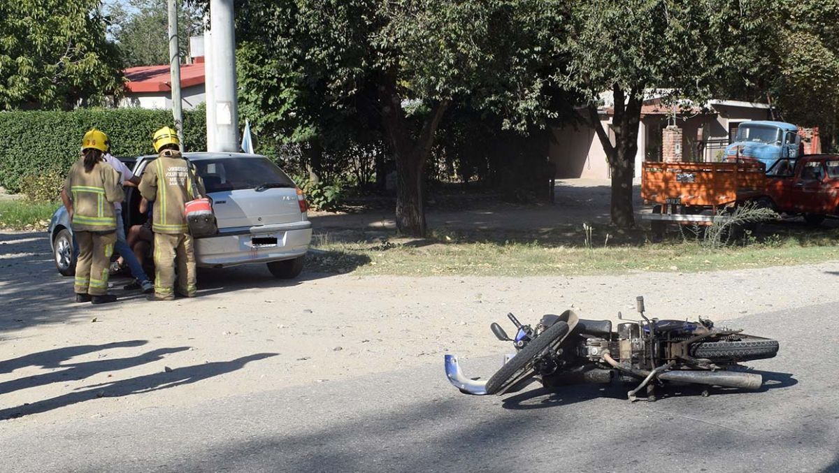 Accidente en el ingreso a Merlo: un motociclista herido