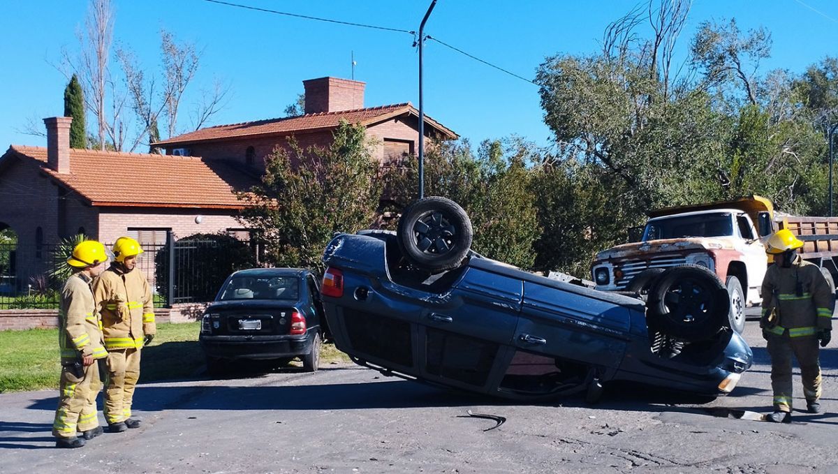 Impactante choque con vuelco en Avenida del Deporte y Tissera