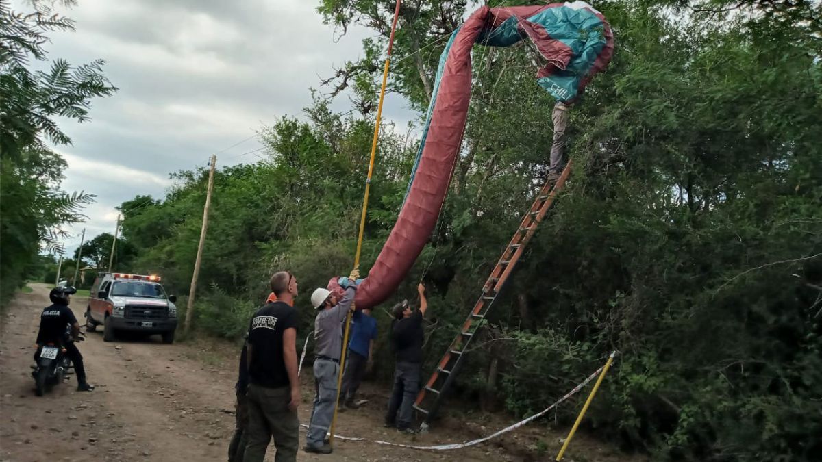 Un parapentista quedó colgado y enredado entre árboles y cables de tendido eléctrico en Los Molles