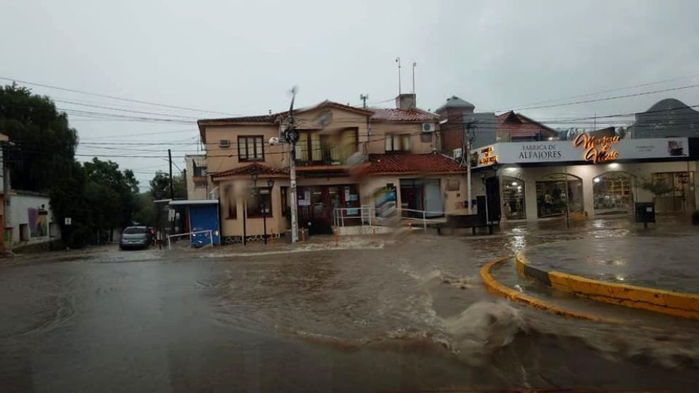 Al menos 50 casas inundadas por el temporal de lluvia en Villa de Merlo