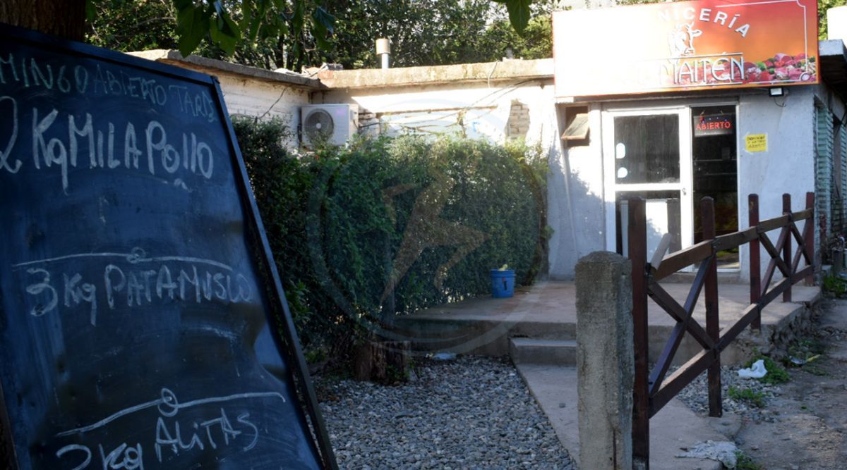 Encapuchados y armados con cuchillos perpetraron un violento robo en una carnicería merlina