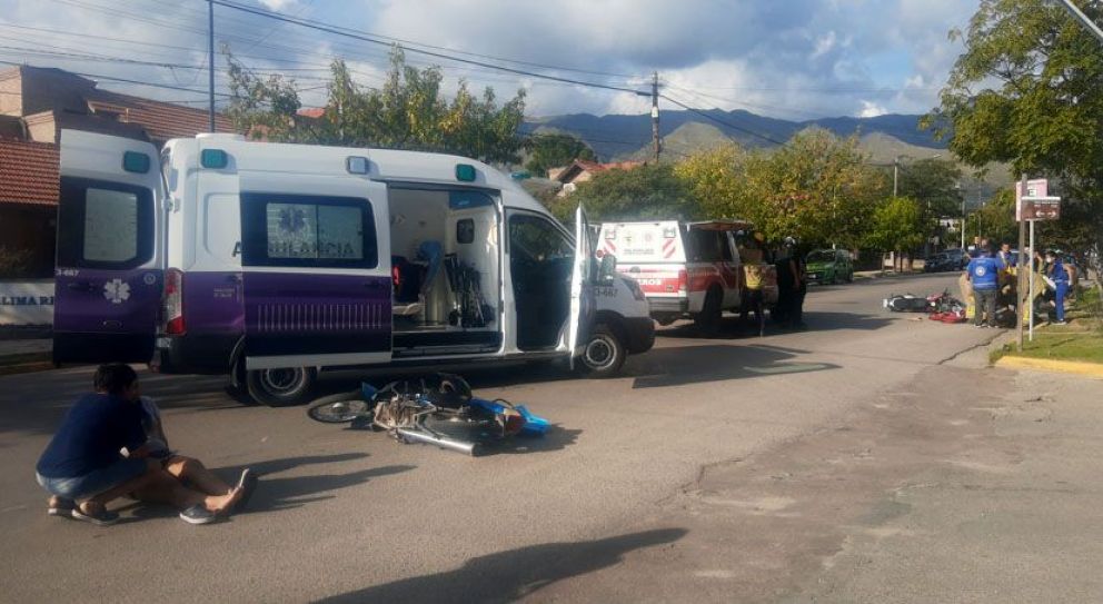 Choque entre dos motos en Avenida del Sol y Los Lapachos