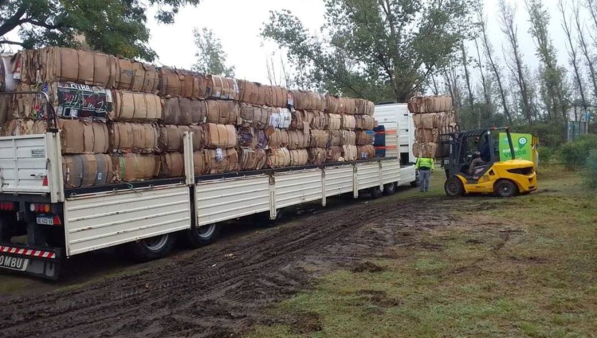 Otro camión con 16 toneladas de cartón sale del Centro Municipal  de reciclado