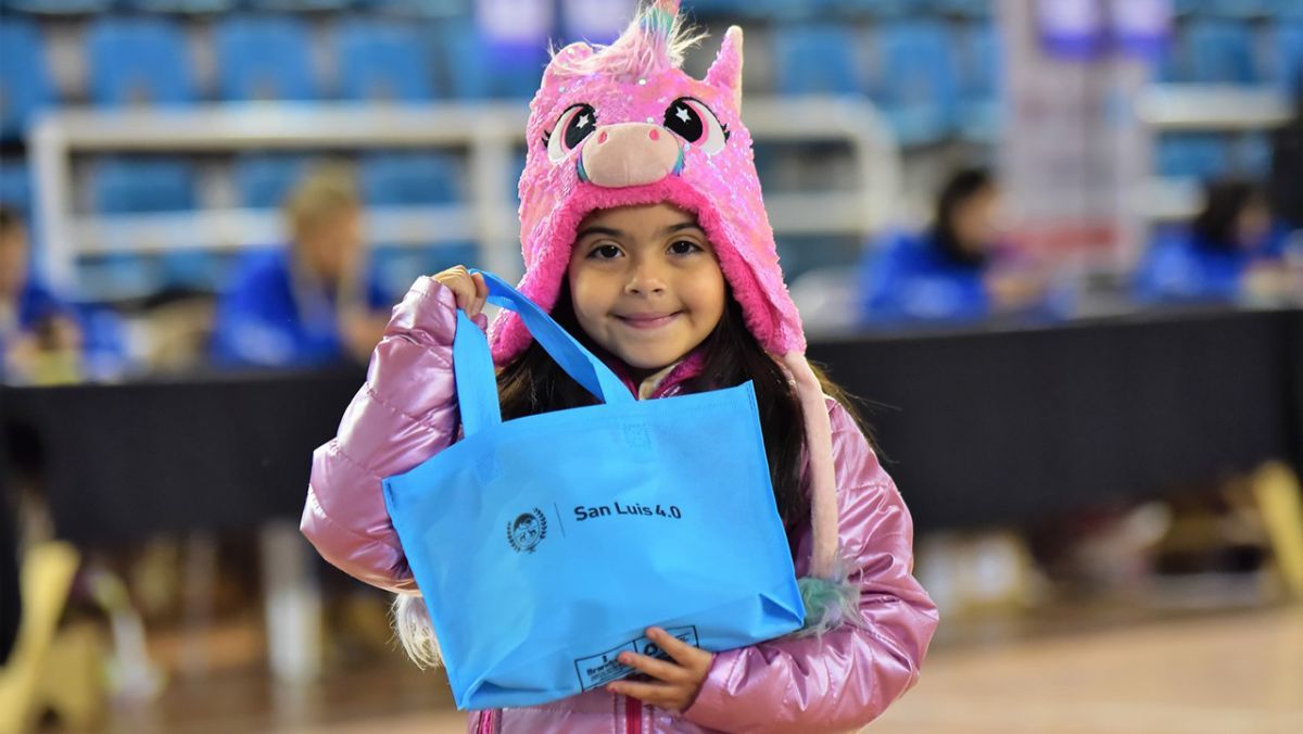 Arranca la entrega de tablets para alumnos y jubilados en el Valle del Conlara