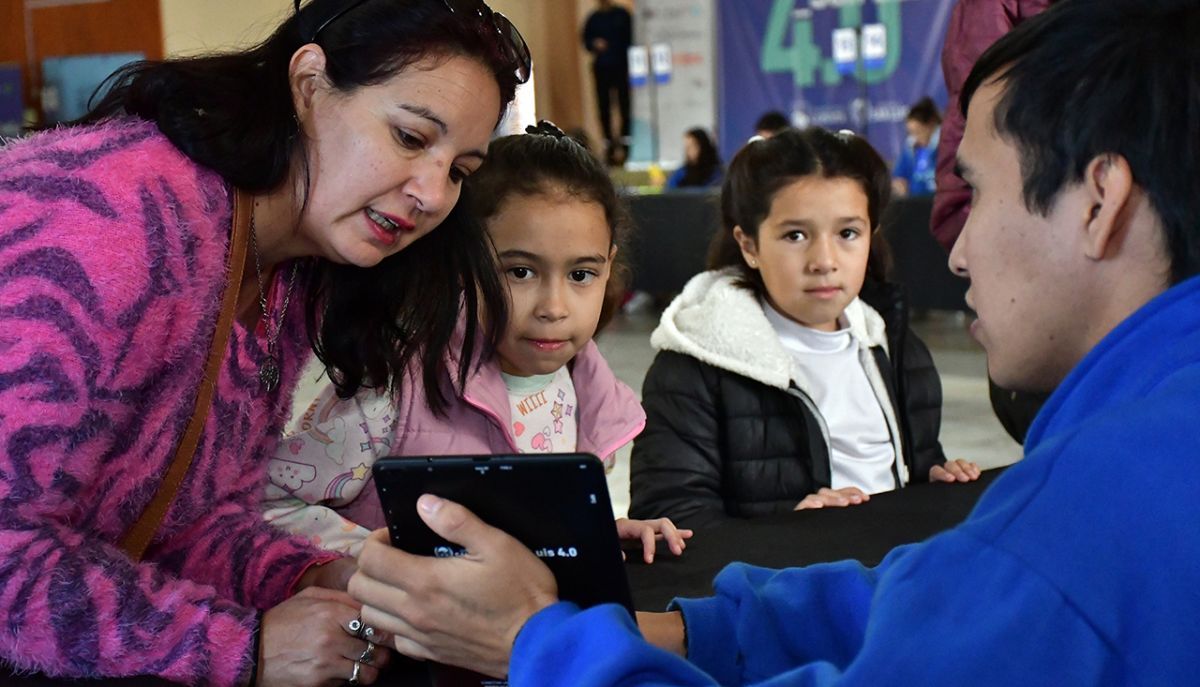 Alumnos y Jubilados de Tilisarao recibieron sus tablets