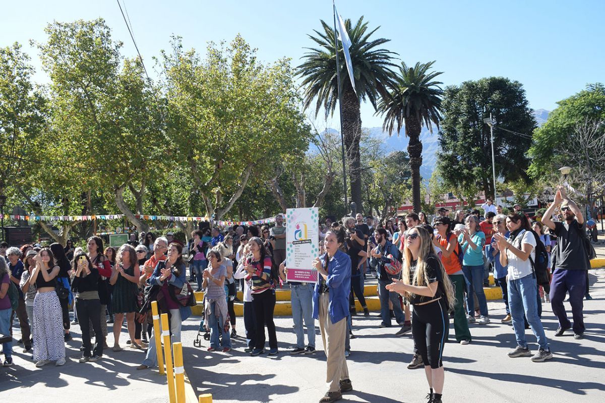 El reclamo de Amigos de Merlo se hizo sentir en las puertas de la Municipalidad