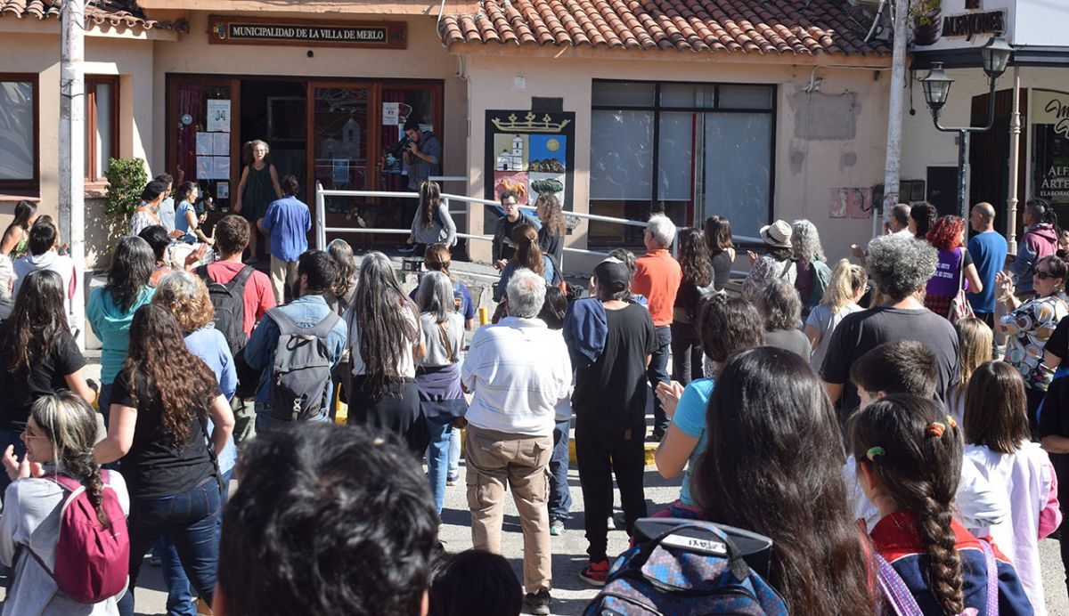 El reclamo de Amigos de Merlo se hizo sentir en las puertas de la Municipalidad