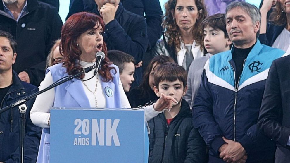 Cristina Kirchner habló ante una Plaza de Mayo colmada 