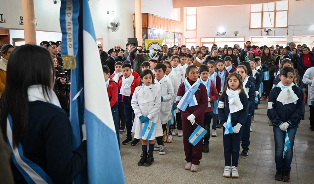 Estudiantes del interior provincial juraron lealtad a la Bandera Argentina en Los Manantiales