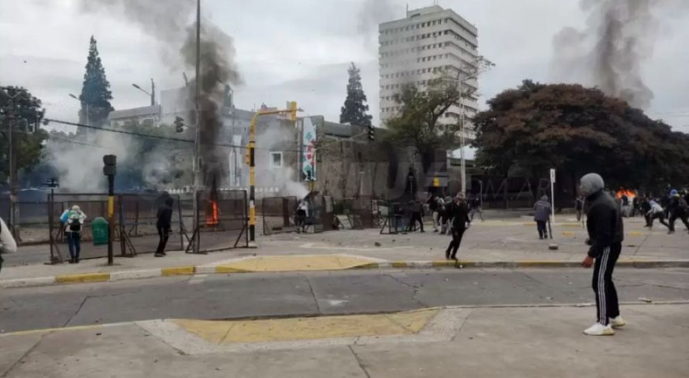 Graves incidentes en Jujuy: manifestantes atacan la Legislatura y se enfrentan a la Policía por la reforma Constitucional